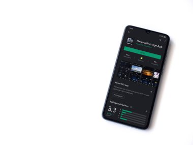 Lod, Israel - 8 Temmuz 2020: Panasonic Image App uygulama oyun mağazası sayfası beyaz arkaplanda izole edilmiş siyah bir cep telefonu ekranında. Üst görünüm düzlüğü kopyalama alanı ile yatıyordu.
