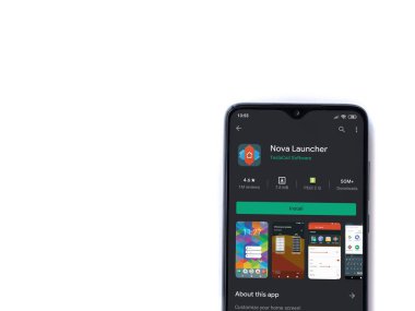 Lod, Israel - 8 Temmuz 2020: Nova Launcher uygulaması oyun mağazası sayfası beyaz arkaplanda izole edilmiş siyah bir cep telefonu ekranında. Üst görünüm düzlüğü kopyalama alanı ile yatıyordu.