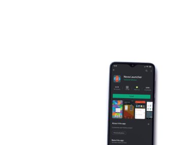 Lod, Israel - 8 Temmuz 2020: Nova Launcher uygulaması oyun mağazası sayfası beyaz arkaplanda izole edilmiş siyah bir cep telefonu ekranında. Üst görünüm düzlüğü kopyalama alanı ile yatıyordu.