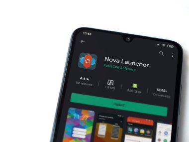 Lod, Israel - 8 Temmuz 2020: Nova Launcher uygulaması oyun mağazası sayfası beyaz arkaplanda izole edilmiş siyah bir cep telefonu ekranında. Üst görünüm düzlüğü kopyalama alanı ile yatıyordu.
