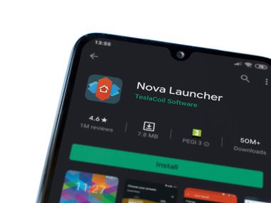 Lod, Israel - 8 Temmuz 2020: Nova Launcher uygulaması oyun mağazası sayfası beyaz arkaplanda izole edilmiş siyah bir cep telefonu ekranında. Üst görünüm düzlüğü kopyalama alanı ile yatıyordu.