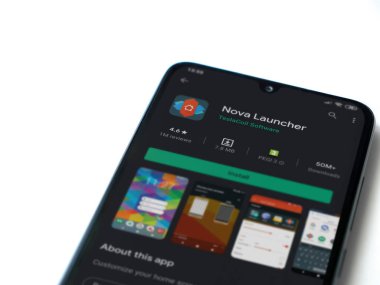 Lod, Israel - 8 Temmuz 2020: Nova Launcher uygulaması oyun mağazası sayfası beyaz arkaplanda izole edilmiş siyah bir cep telefonu ekranında. Üst görünüm düzlüğü kopyalama alanı ile yatıyordu.