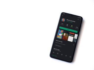 Lod, Israel - 8 Temmuz 2020: Nova Launcher uygulaması oyun mağazası sayfası beyaz arkaplanda izole edilmiş siyah bir cep telefonu ekranında. Üst görünüm düzlüğü kopyalama alanı ile yatıyordu.