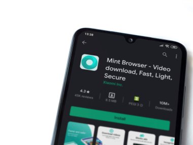 Lod, Israel - 8 Temmuz 2020: Naneli Tarayıcı uygulama oyun mağazası sayfası beyaz arkaplanda izole edilmiş siyah bir cep telefonu ekranında. Üst görünüm düzlüğü kopyalama alanı ile yatıyordu.