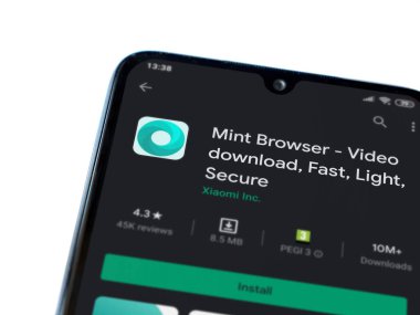 Lod, Israel - 8 Temmuz 2020: Naneli Tarayıcı uygulama oyun mağazası sayfası beyaz arkaplanda izole edilmiş siyah bir cep telefonu ekranında. Üst görünüm düzlüğü kopyalama alanı ile yatıyordu.