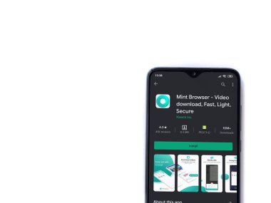 Lod, Israel - 8 Temmuz 2020: Naneli Tarayıcı uygulama oyun mağazası sayfası beyaz arkaplanda izole edilmiş siyah bir cep telefonu ekranında. Üst görünüm düzlüğü kopyalama alanı ile yatıyordu.