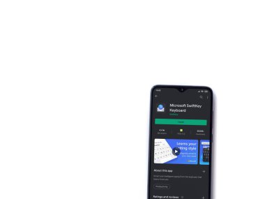 Lod, Israel - 8 Temmuz 2020: Microsoft SwiftKey Klavye uygulama oyun mağazası sayfası beyaz arkaplanda izole edilmiş siyah bir cep telefonu görüntüsü. Üst görünüm düzlüğü kopyalama alanı ile yatıyordu.