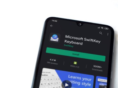 Lod, Israel - 8 Temmuz 2020: Microsoft SwiftKey Klavye uygulama oyun mağazası sayfası beyaz arkaplanda izole edilmiş siyah bir cep telefonu görüntüsü. Üst görünüm düzlüğü kopyalama alanı ile yatıyordu.