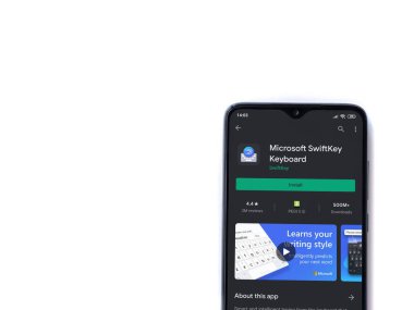 Lod, Israel - 8 Temmuz 2020: Microsoft SwiftKey Klavye uygulama oyun mağazası sayfası beyaz arkaplanda izole edilmiş siyah bir cep telefonu görüntüsü. Üst görünüm düzlüğü kopyalama alanı ile yatıyordu.
