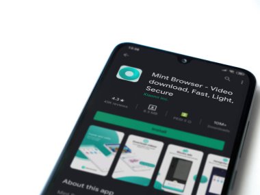 Lod, Israel - 8 Temmuz 2020: Naneli Tarayıcı uygulama oyun mağazası sayfası beyaz arkaplanda izole edilmiş siyah bir cep telefonu ekranında. Üst görünüm düzlüğü kopyalama alanı ile yatıyordu.