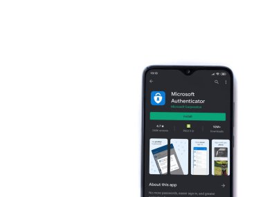Lod, Israel - 8 Temmuz 2020: Microsoft Authenticator uygulama oyun mağazası sayfası beyaz arkaplanda izole edilmiş siyah bir cep telefonu ekranında. Üst görünüm düzlüğü kopyalama alanı ile yatıyordu.