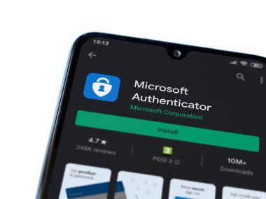 Lod, Israel - 8 Temmuz 2020: Microsoft Authenticator uygulama oyun mağazası sayfası beyaz arkaplanda izole edilmiş siyah bir cep telefonu ekranında. Üst görünüm düzlüğü kopyalama alanı ile yatıyordu.