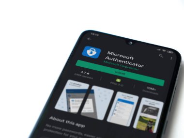 Lod, Israel - 8 Temmuz 2020: Microsoft Authenticator uygulama oyun mağazası sayfası beyaz arkaplanda izole edilmiş siyah bir cep telefonu ekranında. Üst görünüm düzlüğü kopyalama alanı ile yatıyordu.