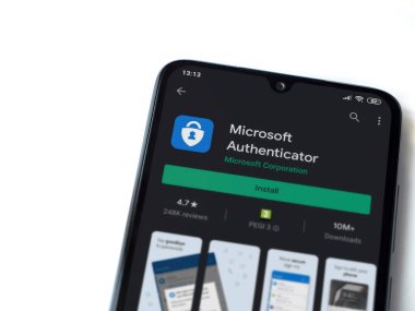 Lod, Israel - 8 Temmuz 2020: Microsoft Authenticator uygulama oyun mağazası sayfası beyaz arkaplanda izole edilmiş siyah bir cep telefonu ekranında. Üst görünüm düzlüğü kopyalama alanı ile yatıyordu.