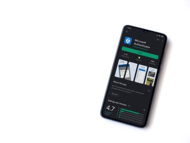 Lod, Israel - 8 Temmuz 2020: Microsoft Authenticator uygulama oyun mağazası sayfası beyaz arkaplanda izole edilmiş siyah bir cep telefonu ekranında. Üst görünüm düzlüğü kopyalama alanı ile yatıyordu.