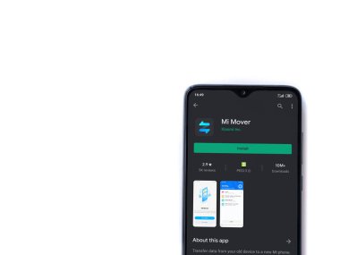 Lod, Israel - 8 Temmuz 2020: Mi Mover uygulaması oyun mağazası sayfası beyaz arkaplanda izole edilmiş siyah bir cep telefonu ekranında. Üst görünüm düzlüğü kopyalama alanı ile yatıyordu.