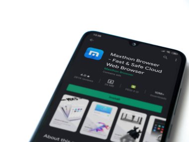 Lod, Israel - 8 Temmuz 2020: Maxthon Tarayıcı uygulama oyun mağazası sayfası beyaz arkaplanda izole edilmiş siyah bir cep telefonu ekranında. Üst görünüm düzlüğü kopyalama alanı ile yatıyordu.