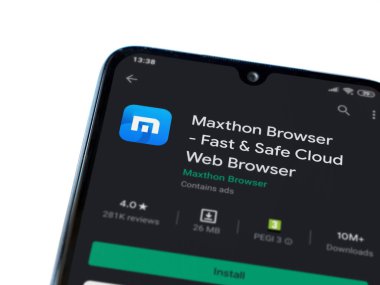 Lod, Israel - 8 Temmuz 2020: Maxthon Tarayıcı uygulama oyun mağazası sayfası beyaz arkaplanda izole edilmiş siyah bir cep telefonu ekranında. Üst görünüm düzlüğü kopyalama alanı ile yatıyordu.