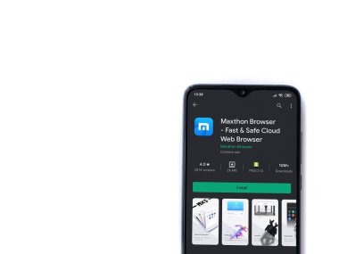 Lod, Israel - 8 Temmuz 2020: Maxthon Tarayıcı uygulama oyun mağazası sayfası beyaz arkaplanda izole edilmiş siyah bir cep telefonu ekranında. Üst görünüm düzlüğü kopyalama alanı ile yatıyordu.