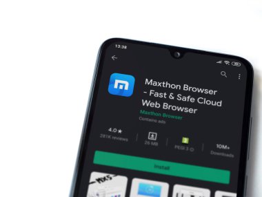 Lod, Israel - 8 Temmuz 2020: Maxthon Tarayıcı uygulama oyun mağazası sayfası beyaz arkaplanda izole edilmiş siyah bir cep telefonu ekranında. Üst görünüm düzlüğü kopyalama alanı ile yatıyordu.