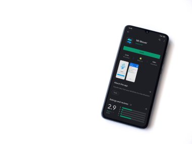 Lod, Israel - 8 Temmuz 2020: Mi Mover uygulaması oyun mağazası sayfası beyaz arkaplanda izole edilmiş siyah bir cep telefonu ekranında. Üst görünüm düzlüğü kopyalama alanı ile yatıyordu.