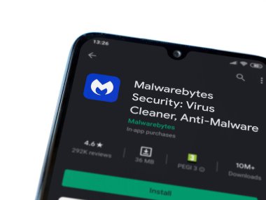 Lod, Israel - 8 Temmuz 2020: Malwarebytes Security uygulama oyun mağazası sayfası beyaz arkaplanda izole edilmiş siyah bir cep telefonu görüntüsü. Üst görünüm düzlüğü kopyalama alanı ile yatıyordu.