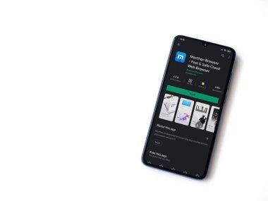 Lod, Israel - 8 Temmuz 2020: Maxthon Tarayıcı uygulama oyun mağazası sayfası beyaz arkaplanda izole edilmiş siyah bir cep telefonu ekranında. Üst görünüm düzlüğü kopyalama alanı ile yatıyordu.