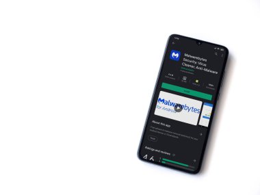 Lod, Israel - 8 Temmuz 2020: Malwarebytes Security uygulama oyun mağazası sayfası beyaz arkaplanda izole edilmiş siyah bir cep telefonu görüntüsü. Üst görünüm düzlüğü kopyalama alanı ile yatıyordu.