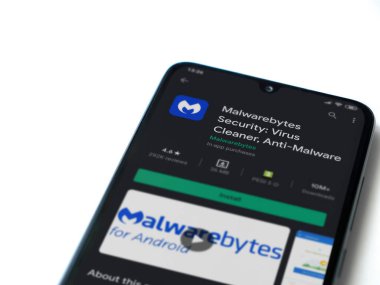 Lod, Israel - 8 Temmuz 2020: Malwarebytes Security uygulama oyun mağazası sayfası beyaz arkaplanda izole edilmiş siyah bir cep telefonu görüntüsü. Üst görünüm düzlüğü kopyalama alanı ile yatıyordu.