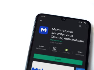 Lod, Israel - 8 Temmuz 2020: Malwarebytes Security uygulama oyun mağazası sayfası beyaz arkaplanda izole edilmiş siyah bir cep telefonu görüntüsü. Üst görünüm düzlüğü kopyalama alanı ile yatıyordu.