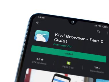 Lod, Israel - 8 Temmuz 2020: Kiwi Tarayıcı uygulama oyun mağazası sayfası beyaz arkaplanda izole edilmiş siyah bir cep telefonu ekranında. Üst görünüm düzlüğü kopyalama alanı ile yatıyordu.
