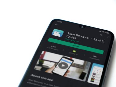 Lod, Israel - 8 Temmuz 2020: Kiwi Tarayıcı uygulama oyun mağazası sayfası beyaz arkaplanda izole edilmiş siyah bir cep telefonu ekranında. Üst görünüm düzlüğü kopyalama alanı ile yatıyordu.