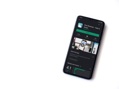 Lod, Israel - 8 Temmuz 2020: Kiwi Tarayıcı uygulama oyun mağazası sayfası beyaz arkaplanda izole edilmiş siyah bir cep telefonu ekranında. Üst görünüm düzlüğü kopyalama alanı ile yatıyordu.