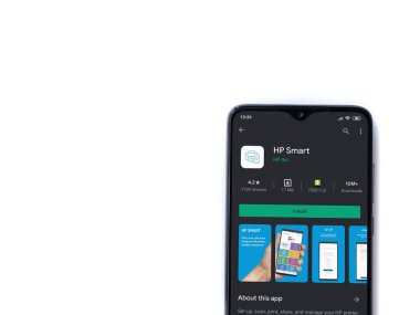 Lod, Israel - 8 Temmuz 2020: HP Smart uygulama oyun mağazası sayfası beyaz arkaplanda izole edilmiş siyah bir cep telefonu ekranında. Üst görünüm düzlüğü kopyalama alanı ile yatıyordu.