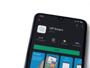 Lod, Israel - 8 Temmuz 2020: HP Smart uygulama oyun mağazası sayfası beyaz arkaplanda izole edilmiş siyah bir cep telefonu ekranında. Üst görünüm düzlüğü kopyalama alanı ile yatıyordu.