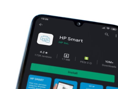 Lod, Israel - 8 Temmuz 2020: HP Smart uygulama oyun mağazası sayfası beyaz arkaplanda izole edilmiş siyah bir cep telefonu ekranında. Üst görünüm düzlüğü kopyalama alanı ile yatıyordu.