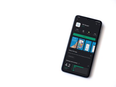 Lod, Israel - 8 Temmuz 2020: HP Smart uygulama oyun mağazası sayfası beyaz arkaplanda izole edilmiş siyah bir cep telefonu ekranında. Üst görünüm düzlüğü kopyalama alanı ile yatıyordu.