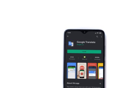 Lod, Israel - 8 Temmuz 2020: Google Translate uygulama oyun mağazası sayfası beyaz arkaplanda izole edilmiş siyah bir cep telefonu ekranında. Üst görünüm düzlüğü kopyalama alanı ile yatıyordu.