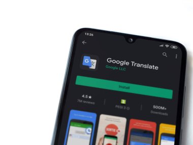 Lod, Israel - 8 Temmuz 2020: Google Translate uygulama oyun mağazası sayfası beyaz arkaplanda izole edilmiş siyah bir cep telefonu ekranında. Üst görünüm düzlüğü kopyalama alanı ile yatıyordu.