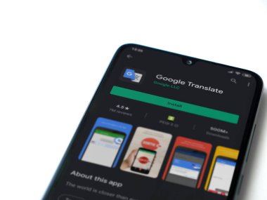 Lod, Israel - 8 Temmuz 2020: Google Translate uygulama oyun mağazası sayfası beyaz arkaplanda izole edilmiş siyah bir cep telefonu ekranında. Üst görünüm düzlüğü kopyalama alanı ile yatıyordu.