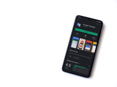 Lod, Israel - 8 Temmuz 2020: Google Translate uygulama oyun mağazası sayfası beyaz arkaplanda izole edilmiş siyah bir cep telefonu ekranında. Üst görünüm düzlüğü kopyalama alanı ile yatıyordu.