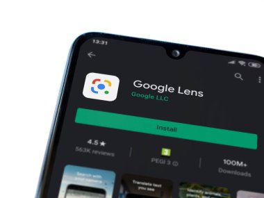 Lod, Israel - 8 Temmuz 2020: Google Lens uygulaması oyun mağazası sayfası beyaz arkaplanda izole edilmiş siyah bir cep telefonu ekranında. Üst görünüm düzlüğü kopyalama alanı ile yatıyordu.