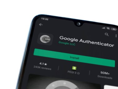 Lod, Israel - 8 Temmuz 2020: Google Authenticator uygulama oyun mağazası sayfası beyaz arkaplanda izole edilmiş siyah bir cep telefonu ekranında. Üst görünüm düzlüğü kopyalama alanı ile yatıyordu.