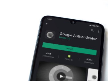 Lod, Israel - 8 Temmuz 2020: Google Authenticator uygulama oyun mağazası sayfası beyaz arkaplanda izole edilmiş siyah bir cep telefonu ekranında. Üst görünüm düzlüğü kopyalama alanı ile yatıyordu.