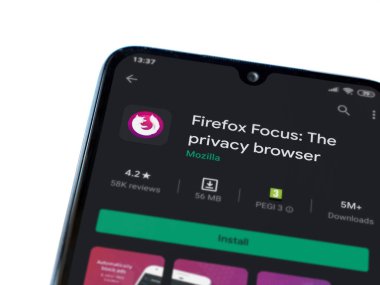 Lod, Israel - 8 Temmuz 2020: Firefox Focus uygulama oyun mağazası sayfası beyaz arkaplanda izole edilmiş siyah bir cep telefonu görüntüsü. Üst görünüm düzlüğü kopyalama alanı ile yatıyordu.