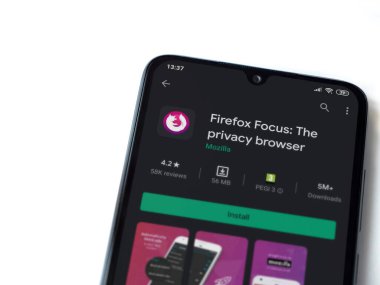 Lod, Israel - 8 Temmuz 2020: Firefox Focus uygulama oyun mağazası sayfası beyaz arkaplanda izole edilmiş siyah bir cep telefonu görüntüsü. Üst görünüm düzlüğü kopyalama alanı ile yatıyordu.