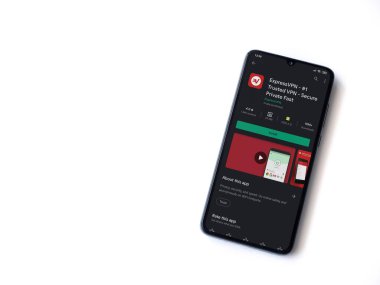 Lod, Israel - 8 Temmuz 2020: Ekspres VPN uygulama oyun mağazası sayfası beyaz arkaplanda izole edilmiş siyah bir cep telefonu ekranında. Üst görünüm düzlüğü kopyalama alanı ile yatıyordu.