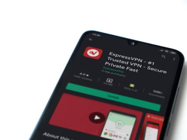 Lod, Israel - 8 Temmuz 2020: Ekspres VPN uygulama oyun mağazası sayfası beyaz arkaplanda izole edilmiş siyah bir cep telefonu ekranında. Üst görünüm düzlüğü kopyalama alanı ile yatıyordu.