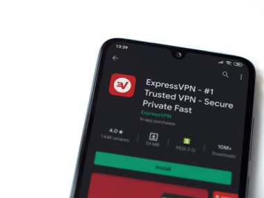 Lod, Israel - 8 Temmuz 2020: Ekspres VPN uygulama oyun mağazası sayfası beyaz arkaplanda izole edilmiş siyah bir cep telefonu ekranında. Üst görünüm düzlüğü kopyalama alanı ile yatıyordu.