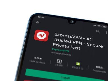 Lod, Israel - 8 Temmuz 2020: Ekspres VPN uygulama oyun mağazası sayfası beyaz arkaplanda izole edilmiş siyah bir cep telefonu ekranında. Üst görünüm düzlüğü kopyalama alanı ile yatıyordu.